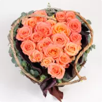 Цветочная композиция из персиковых роз №744