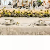Свадебное оформление живыми цветами банкетного зала